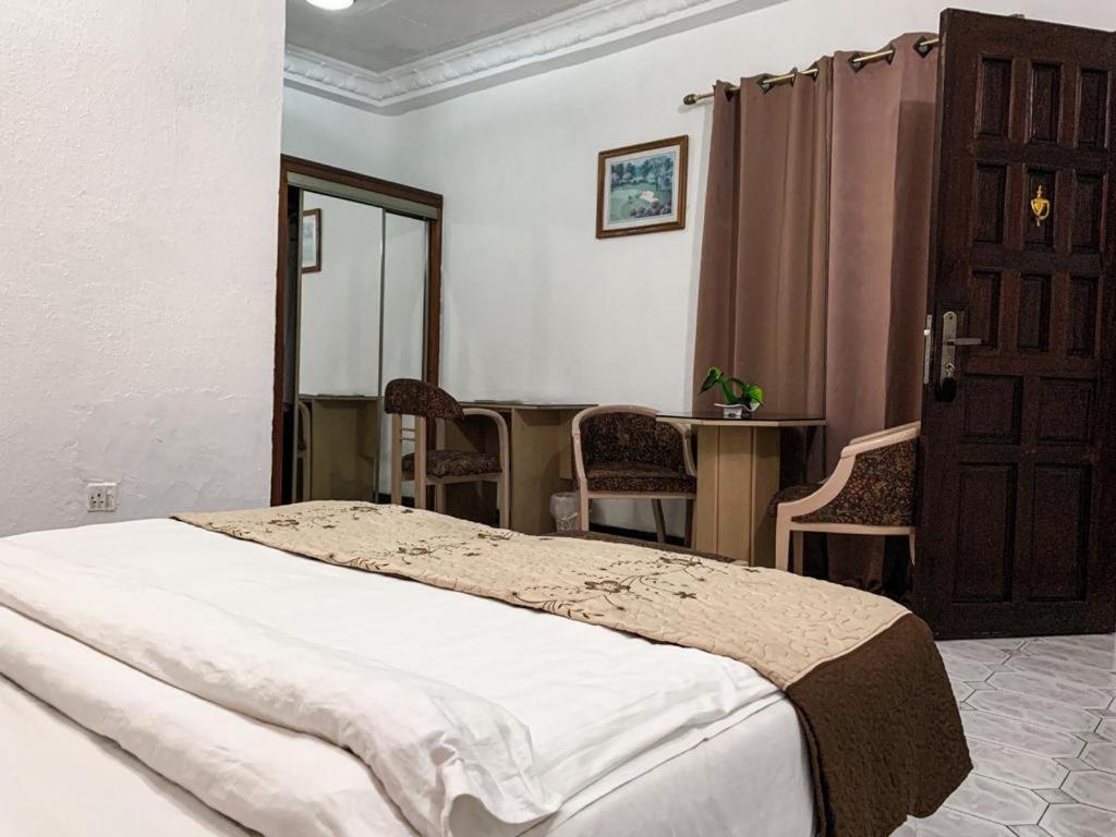 Hill View Hotel West Airport Accra Esterno foto