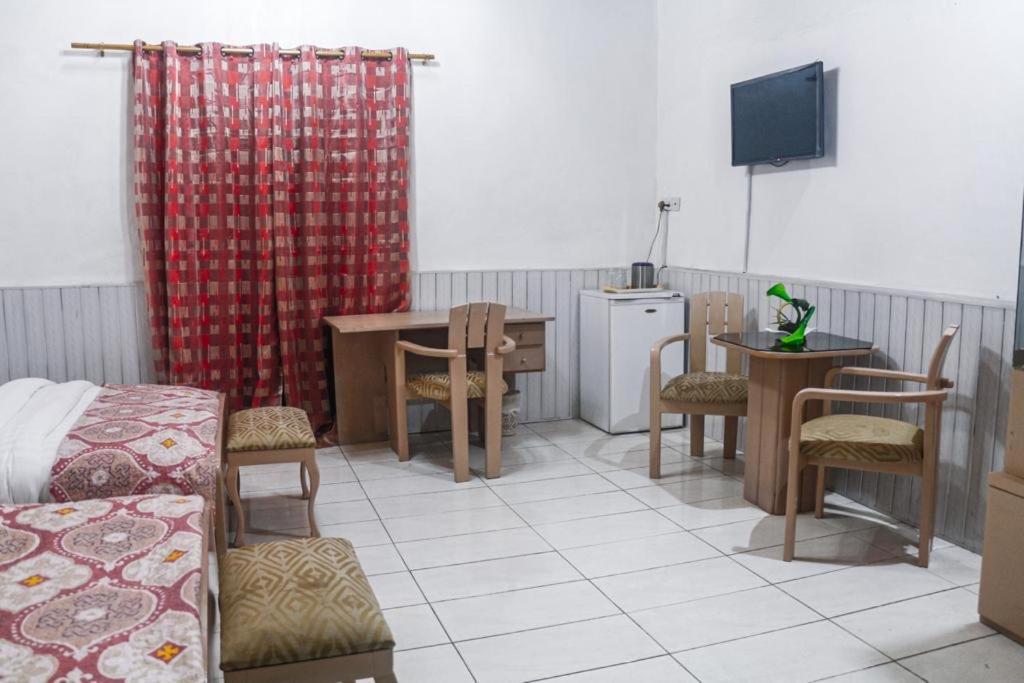 Hill View Hotel West Airport Accra Esterno foto