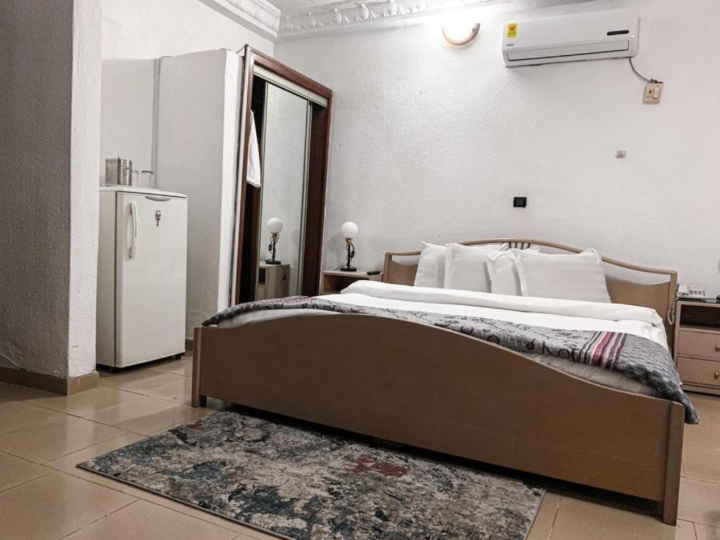 Hill View Hotel West Airport Accra Esterno foto