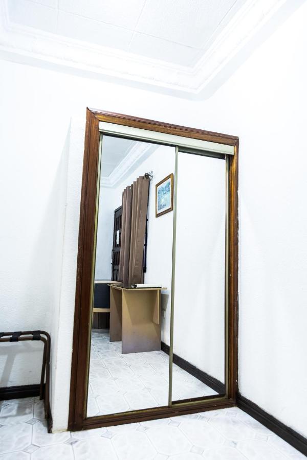 Hill View Hotel West Airport Accra Esterno foto