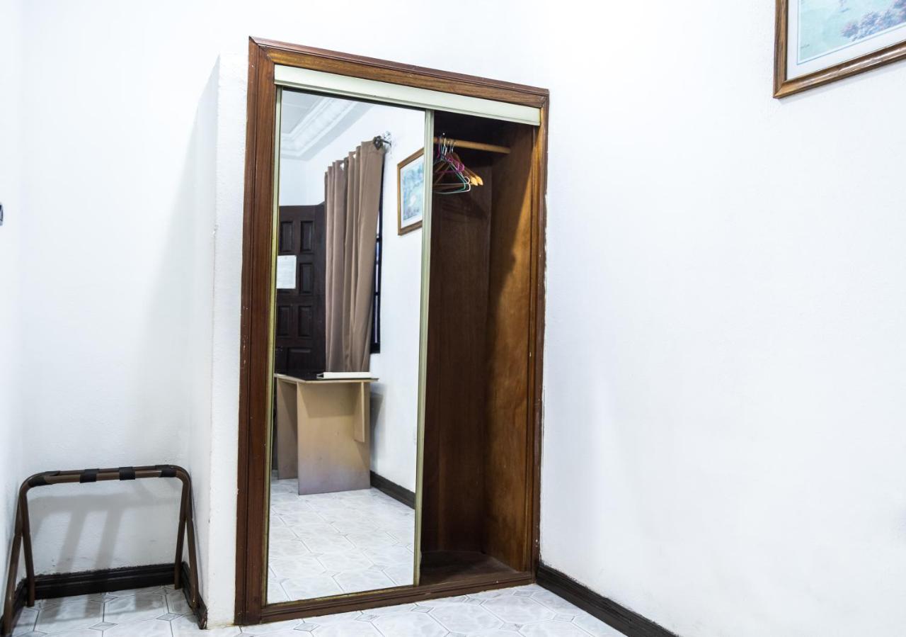 Hill View Hotel West Airport Accra Esterno foto