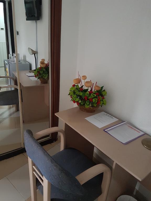 Hill View Hotel West Airport Accra Esterno foto