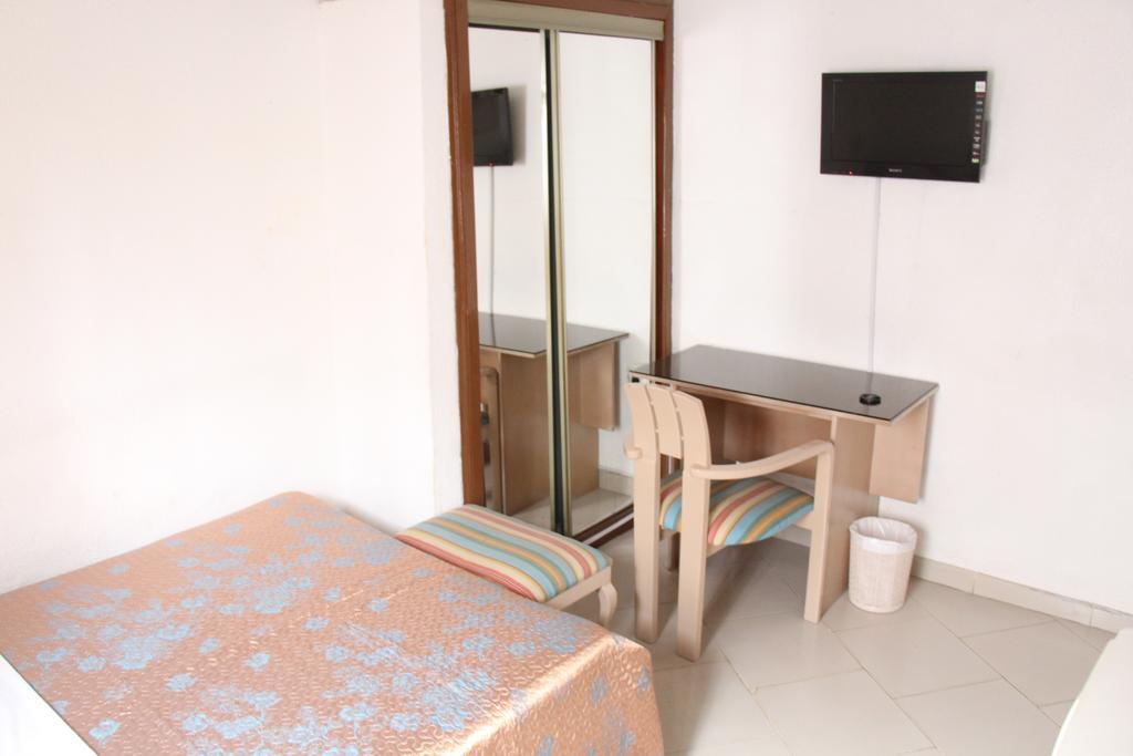 Hill View Hotel West Airport Accra Esterno foto