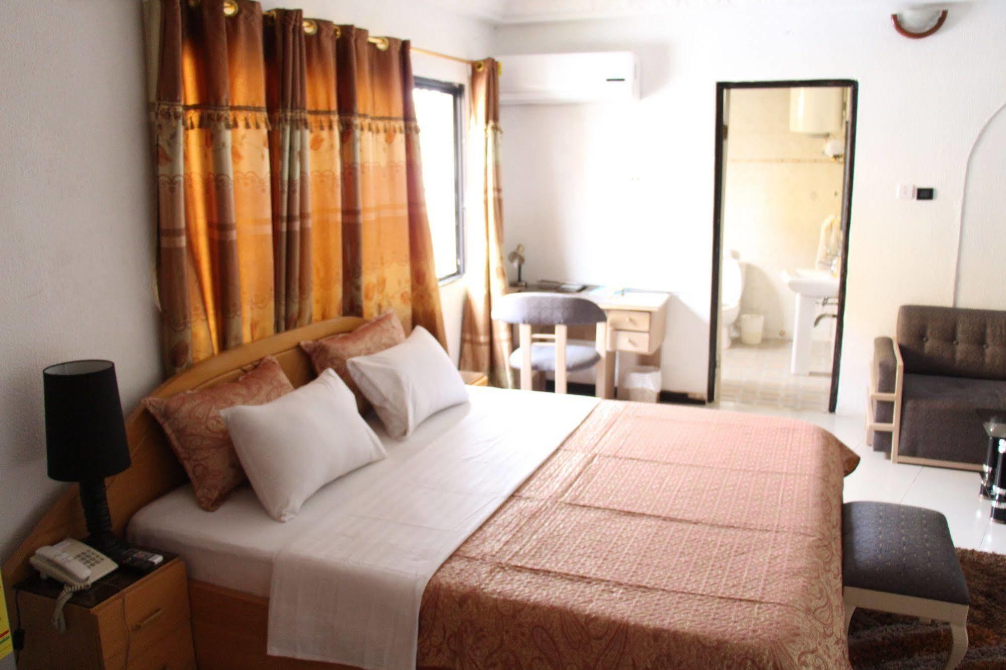 Hill View Hotel West Airport Accra Esterno foto